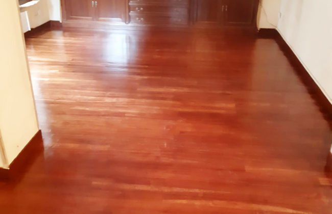 Total cleaning up of the wooden floor, sanding and varnishing in an apartment in Vitoria